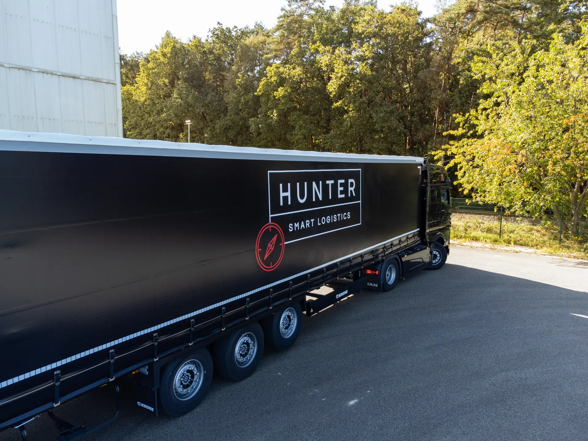 Planenauflieger mit HUNTER Smart Logistics Logo – Transport und Spedition aus Niedersachsen